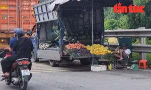 Xử lý nghiêm 'chợ lưu động' vi phạm an toàn giao thông trên đường Ngọc Hồi.