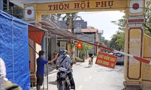 Người dân Hà Nội tuân thủ nghiêm các quy định phòng dịch. Ảnh: TTXVN.