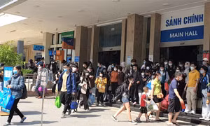 Đoàn tàu chạy Hải Phòng - Hà Nội chiều 3/5 chở 1.000 hành khách xuống ga Hà Nội, khiến lượng hành khách tỏa ra về đông kín sân ga.