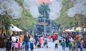 Phố đi bộ Pont de Long Bien hút khách du xuân