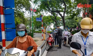 Công an mặc thường phục có được kiểm tra người tham gia giao thông?. Ảnh: Trung Nguyên.