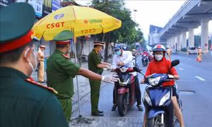 Tăng nặng xử phạt người đi xe gắn máy vi phạm để răn đe. Ảnh: Hoàng Hiếu/TTXVN.