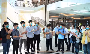 Đội phản ứng nhanh của Bệnh viện Chợ Rẫy chia tay lãnh đạo địa phương tại Bắc Giang.
