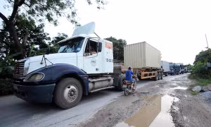 Xe tải ‘né’ trạm thu phí BOT Quốc lộ 5, đường 380 bị 'băm nát'