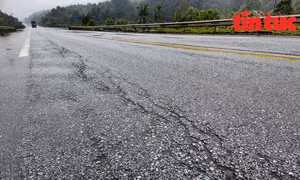 Nhiều điểm trên tuyến xuất hiện tình trạng nứt và lún, gây biến dạng kết cấu. 
