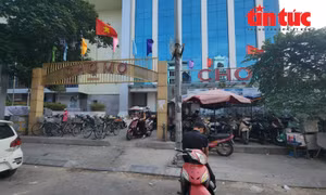 Cổng vào chợ Mơ nằm mặt tiền phố Bạch Mai, tuyến phố sầm uất trung tâm quận Hai Bà Trưng.