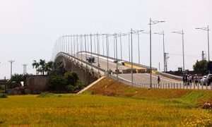 Cận cảnh cầu Thịnh Long nối đôi bờ sông Ninh Cơ trước ngày thông xe 