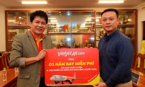 Trao phần thưởng 1 năm bay miễn phí cùng Vietjet tới hai đội tuyển bóng đá nam nữ