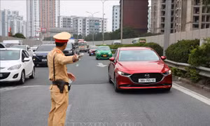 Thông báo bộ nhận diện phù hiệu phương tiện giao thông phục vụ SEA Games 31 để lực lượng CSGT thuận tiện phân luồng. Ảnh: TTXVN.