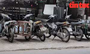 Từ những kho bãi hàng vật liệu xây dựng trên các tuyến phố, các loại loại xe gắn máy cũ nát chờ bốc hàng lên xe, rồi ngang nhiên luồn lách giao thông. 