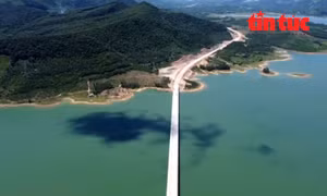 Cầu Yên Mỹ - cầu vượt hồ dài nhất trên tuyến cao tốc Bắc Nam đã cơ bản hoàn thành chính tuyến.