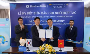 Trung tâm Bông Sen Vàng và Ngân hàng Shinhan triển khai chương trình "Mua ngoại tệ - tặng dặm thưởng".