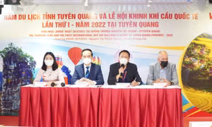 Phó Tổng giám đốc Vietjet Nguyễn Thanh Sơn (thứ hai từ phải sang) chia sẻ với hội nghị về sự đồng hành của Vietjet với Lễ hội Khinh khí cầu quốc tế và năm du lịch Tuyên Quang 2022.