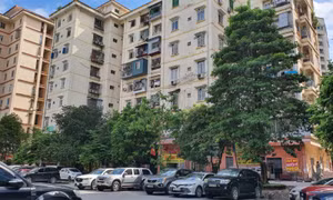 Nhếch nhác bãi đỗ xe dưới lòng đường, tường bong tróc... tại KĐT Trung Hòa - Nhân Chính.