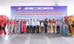 Nhà ga mới Phú Bài (Huế) đón đoàn khách Hàn Quốc đầu tiên.