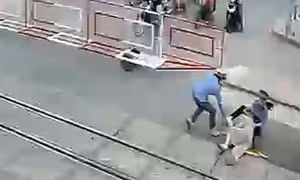 Bộ trưởng GTVT gửi thư khen 2 nữ nhân viên đường sắt cứu cụ bà ngã trên đường ray khi tàu đang tới