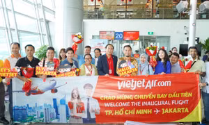 Vietjet chào mừng các hành khách trên chuyến bay đầu tiên từ TP HCM đi Jakarta.