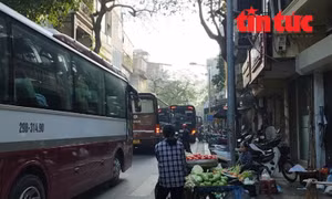 Cả đoàn chục xe hợp đồng xếp hàng nối đuôi nhau đón trả khách du lịch tại các khách sạn tư nhân trên phố Hàng Vải - Lãn Ông, khiến giao thông trên tuyến phố thêm ngột ngạt.