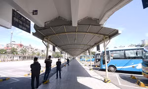 Lác đác chỉ có vài xe khách trong Bến xe Giáp Bát. Ảnh: Lê Phú.