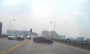 Xe ô tô PEUGEOT ngang nhiên quay đầu trên cầu Vĩnh Tuy, hàng loạt phương tiện va chạm liên hoàn