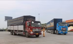  Lực lượng Cảnh sát giao thông hướng dẫn các phương tiện giao thông ngày 26/7/2021. Ảnh: Thanh Tuấn/TTXVN.