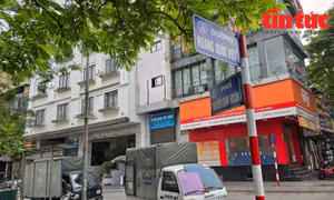 Dọc bờ sông Tô Lịch trên phố Nguyễn Đình Hoàn - Quan Hoa xuất hiện từ lâu những "núi rác thải" các loại gây ô nhiễm môi trường.