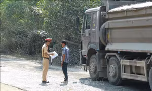 Tăng "nóng" vi phạm xe chở quá tải trên các tuyến QL. Ảnh: Đức Thọ/TTXVN.