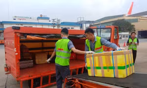 Jetstar Pacific sa thải hai nhân viên bốc xếp ‘ném’ hành lý của hành khách