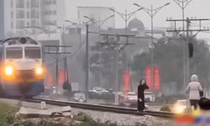 Xử lý nghiêm trường hợp người đi bộ vượt rào chắn đường ngang đường sắt