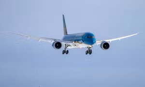 Máy bay Vietnam Airlines hạ cánh khẩn cấp tại Đài Loan cấp cứu kịp thời cháu bé 2 tuối