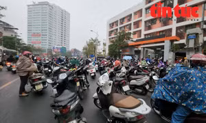 Tình trạng phương tiện của phụ huynh dừng đỗ bừa bãi, chen lấn vô tội vạ, lấn chiếm cả 2/3 lòng đường phố Thụy Khuê vào giờ tan trường trước cổng Trường Tiểu học Chu Văn An.