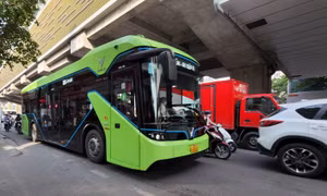 Xe buýt chạy điện tại Hà Nội đang thực hiện lộ trình "xanh hóa". 