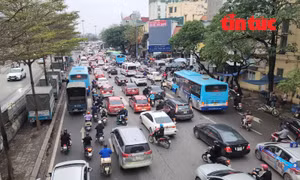 Cứ vào giờ tan tầm chiều tối từ 17 - 19 giờ hàng ngày, phố Trần Nhật Duật dẫn lên cầu Chương Dương lại rơi vào cảnh ùn tắc nghiêm trọng, người và xe nhốn nháo, len lỏi không lối thoát.