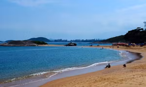 Kỳ lạ bãi biển cát đen kịt, chứa đầy phóng xạ vẫn hút khách ở Brazil