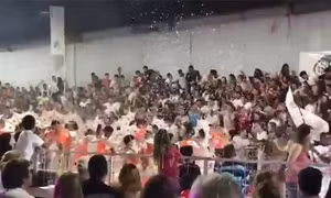 Kinh hoàng cảnh sập khán đài Lễ hội carnival tại Argentina 