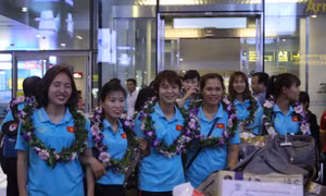 Đội tuyển bóng đá nữ Việt Nam trở về trong vinh quang