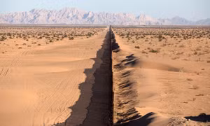 Tổng thống Trump hiến kế xây tường dọc sa mạc Sahara