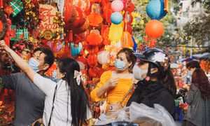 Người dân đi chợ hoa truyền thống Hà Nội không quên đeo khẩu trang 