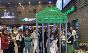 Giới trẻ háo hức vượt qua thử thách lọt khe để nhận phiếu giảm giá