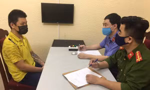 Tạm giữ đối tượng bóp cổ chiến sĩ công an khi bị nhắc nhở đeo khẩu trang