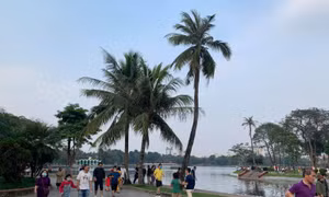 Hà Nội: Người dân vui chơi tại công viên còn lơ là trong phòng dịch COVID-19