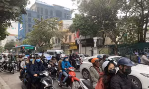 Đường phố đông đúc, hàng quán nhộn nhịp hoạt động trở lại