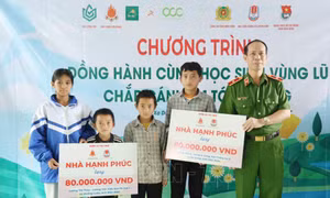 Đồng hành với học sinh vùng lũ, chắp cánh em tới trường tại Điện Biên