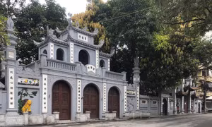 Người dân ở nhà phòng dịch COVID-19, không còn cảnh chen chân đi lễ ngày rằm