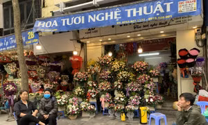 Hoa tươi không tăng giá, bánh ngọt, mỹ phẩm tung khuyến mại vẫn không làm thị trường 8/3 bớt ảm đạm