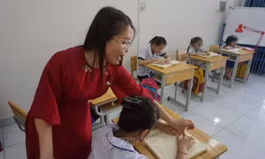 Dành hết tấm lòng vì học sinh khuyết tật 