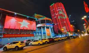 Nhiều tòa nhà cao tầng Hà Nội chiếu đèn led chào mừng Đại hội XIII của Đảng