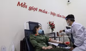 Ngày 'Toàn dân hiến máu tình nguyện' năm 2020: Không ngại COVID-19, đông đảo người dân đi hiến máu