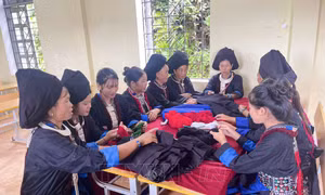 Lớp truyền dạy nghề truyền thống cho đồng bào Mông, Dao ở Điện Biên