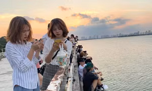 Giới trẻ tụ tập chụp ảnh tại địa điểm nhà bỏ hoang ở Hồ Tây